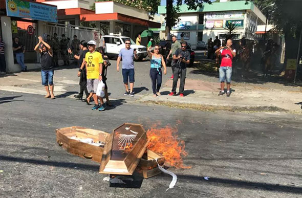Foto: Odilon Amaral/TV Globo/ 'Caixão do Zema' é queimado durante protesto em Belo Horizonte 
