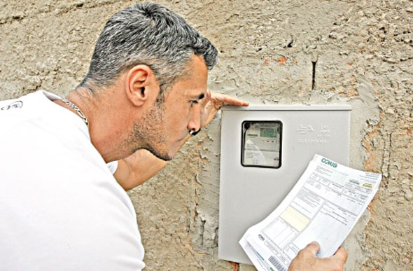 Carlito Domingos, dono de um pequeno estabelecimento, conseguiu reduzir a conta de energia de R$ 3,8 mil para R$ 3 mil após a adesão ao sistema    Foto: Riva Moreira