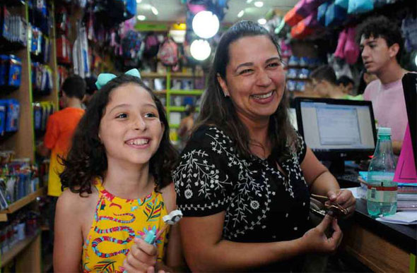 Foi Júlia Piló que decidiu ajudar a mãe, Patrícia, pedindo o material como presente de Natal     Foto: Túlio Santos/EM/D.A Press