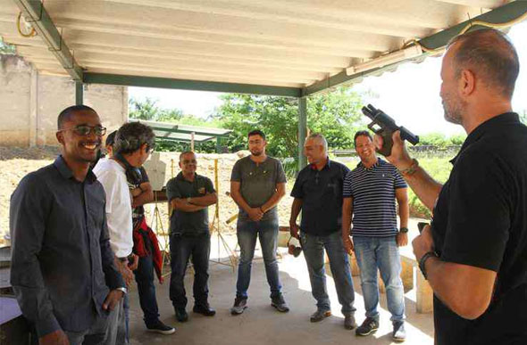 Foto: Jair Amaral/EM/D.A Press/ Candidatos à posse de arma acompanham as explicações do instrutor Thomas Schröder, que detectou aumento da procura desde a eleição de Bolsonaro