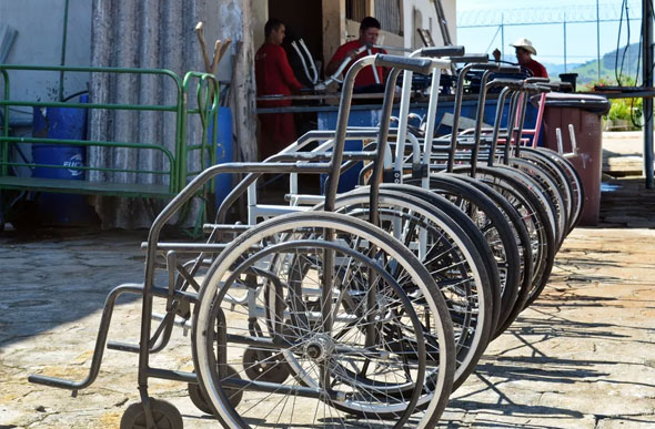 Foto: Gabriela Bandeira/G1/ Processo de construção das cadeiras de rodas levam 24 horas