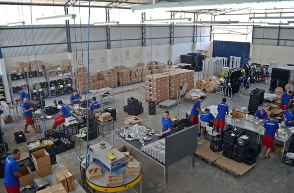 Foto: Gabriela Bandeira/G1/ Fábrica de produtos eletrônicos funciona em barracão construído por detentos 