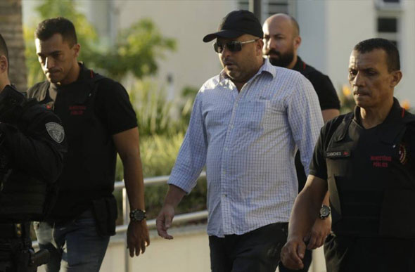 Foto: Gabriel Paiva/ O Globo / O major da PM Ronald Paulo Alves Pereira (de boné e camisa branca) é preso em sua casa