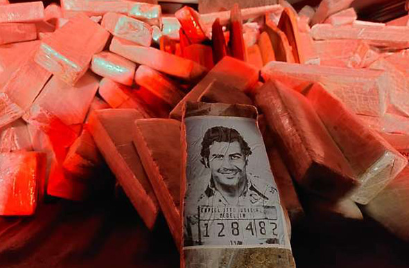 Os policiais encontraram 268 tabletes de maconha prensada e outros três sacos com maconha não prensada | Foto: PRF/Divulgação