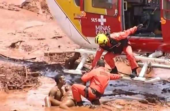 TV Record registrou o momento em que os bombeiros retiram uma das mulheres do mar de lama — Imagem: Reprodução/TV Record