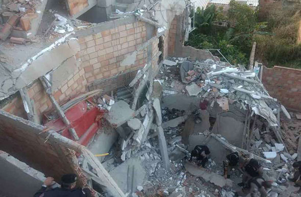 Segundo o Corpo de Bombeiros, dois adultos estão presos sob os escombros do imóvel./ Foto: Divulgação/Corpo de Bombeiros