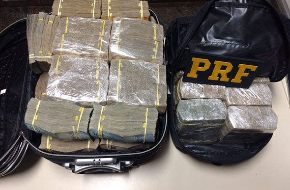 Dinheiro encontrado com os ex-policiais estava dentro de duas malas — Foto: Divulgação/PRF