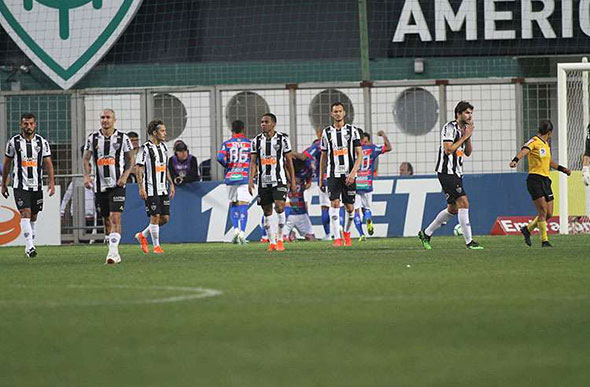 Frustração dos jogadores do Atlético após o gol de empate do Fortaleza./ Foto: Edesio Ferreira/EM/D.A Press