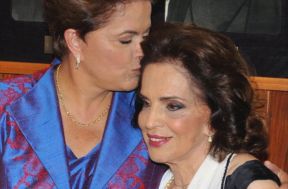 Dilma trocando carinhos com a mãe