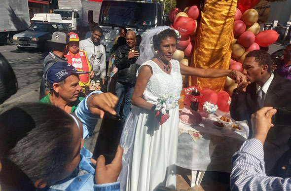 Cerimônia teve vestido branco, buquê e celebrante — Foto: Cristiane Aparecida da Cunha/Arquivo Pessoal
