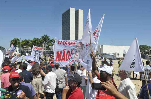 Foto: Antonio Cunha/CB/D.A Press/ Manifestação de servidores na frente do STF: julgamento começou em fevereiro, mas foi interrompido a pedido da PGR e da AGU