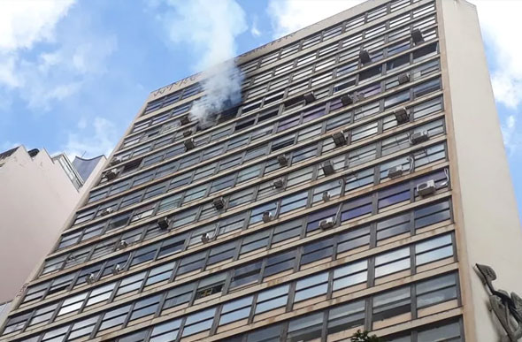 Incêndio em prédio comercial na Praça Sete, centro de Belo Horizonte — Foto: Camila Oliveira/Arquivo pessoal