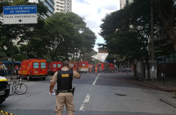 Corpo de Bombeiros combate a incêndio em prédio comercial na Praça Sete, no Centro de Belo Horizonte — Foto: Marcella Gasparete/G1
