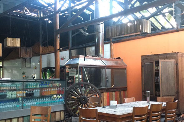 Incêndio aconteceu na madrugada desta quinta-feira (20) no Restaurante Leite ao Pé da Vaca/Foto: Enviada via Whatsapp