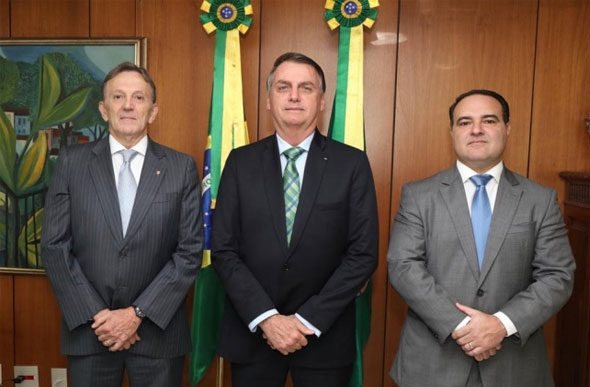 Foto: Assessoria da Presidência / Presidente ao lado de Floriano Peixoto Neto (Correios) e de Jorge Antonio de Oliveira Francisco (Secretaria-Geral da Presidência)