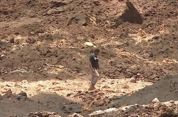  Foto: Reprodução / TV Globo/ Homem caminha sobre a lama em Brumadinho