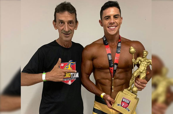 Na imagem, o atleta está com o coach Luiz Carlos Coelho./ Foto: Reprodução redes sociais/Arquivo pessoal