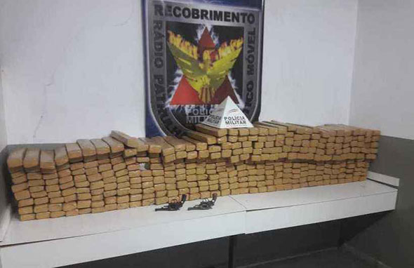 Droga estava em apartamento do Bairro São Francisco (foto: Polícia Militar/Divulgação)