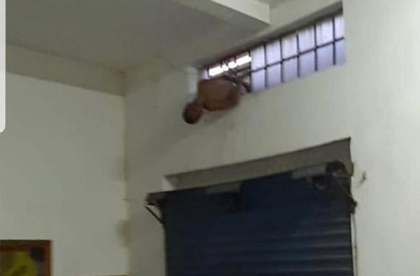 O menino ficou preso desde a madrugada entre as barras de ferro até ser socorrido./ Foto: Corpo de Bombeiros/Divulgação