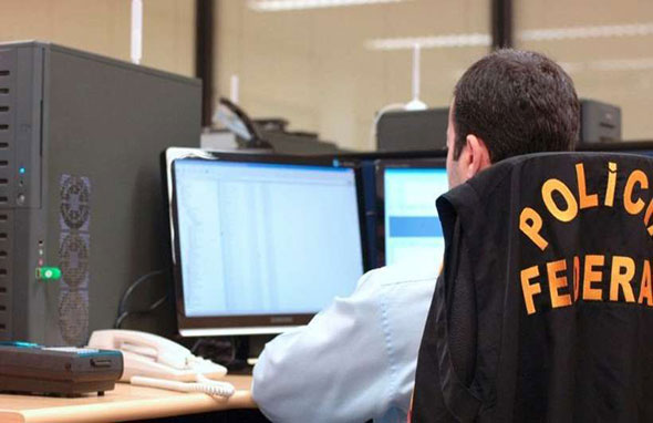 Alvo dos policiais são computadores e outros dispositivos eletrônicos (foto: Polícia Federal/Divulgação)