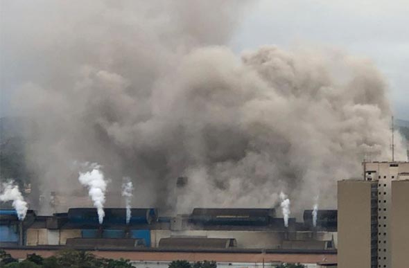 Grande quantidade de fumaça foi vista saindo da usina./ Foto: reprodução redes sociais