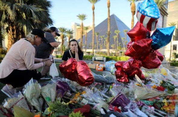 Foto: REUTERS/ Memorial em homenagem às vítimas do massacre no festival de música Route 91, em Las Vegas (EUA), em 2017