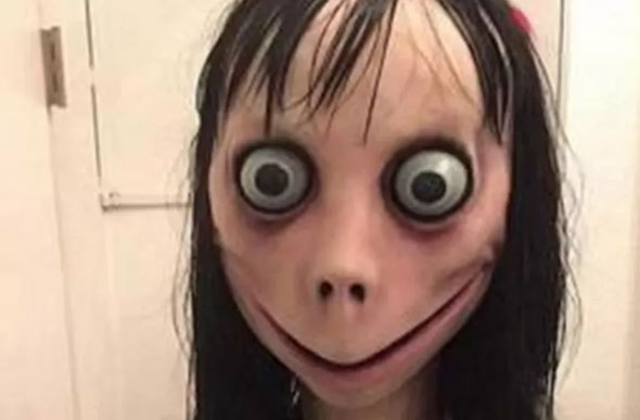Foto: Reprodução / TV Bahia/ A boneca, que tem olhos esbugalhados, pele pálida e um sorriso sinistro, ficou famosa pelo redes sociais, depois de ser disseminada como um desafio viral