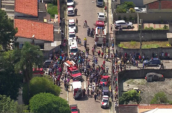 Movimentação em frente à escola Raul Brasil, onde atiradores mataram 5 alunos e 1 funcionário — Foto: Reprodução/TV Globo