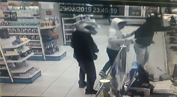 Assaltantes em ação ousada rederam os funcionários da Drogaria Lobato e levam o dinheiro do caixa/Foto: vídeo Whatsapp