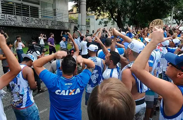 Torcedores lotaram porta da sede do Cruzeiro, no Barro Preto, durante protesto (Foto: Leandro Couri/EM/D. A Press)