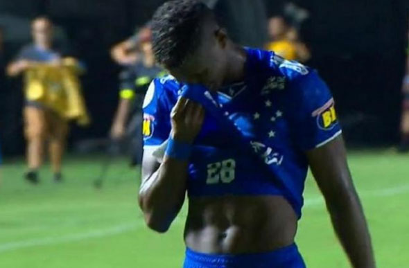 Orejuela chorou na saída do gramado de São Januário; situação do Cruzeiro é crítica Imagem: Reprodução/Sportv