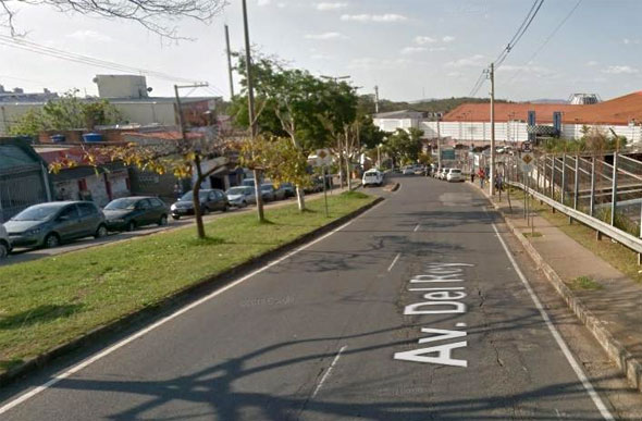 Local onde teria ocorrido o crime fica próximo a uma das entradas do centro de compras — Foto: Google Street View
