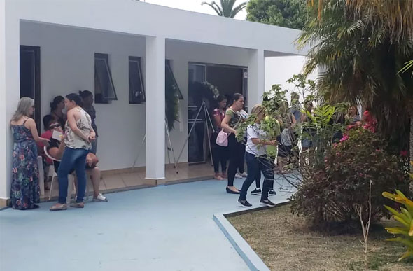 Em velório, amigos e parentes se despendem do pequeno João Miguel — Foto: Fabiana Almeida/TV Globo