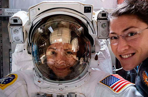 A astronauta da NASA, Christina Koch (à direita) posa para um retrato com a companheira de voo da Expedição 61, Jessica Meir, da NASA, que está dentro de um traje espacial dos EUA para uma verificação de ajuste. | Foto: Divulgação/Nasa