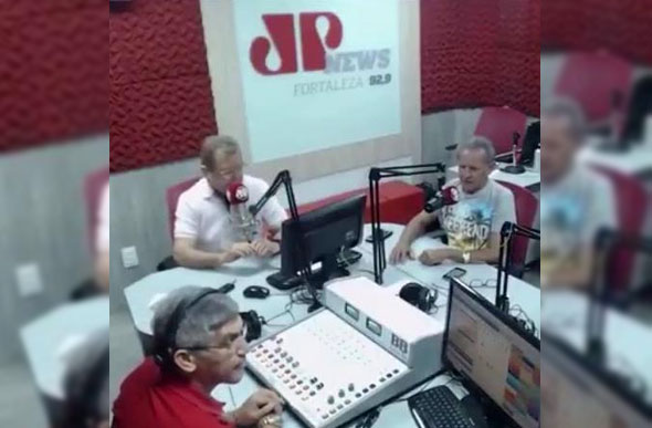 Daniel Campelo, à direita, durante programa da Rádio Jovem Pan de Fortaleza — Imagem: Reprodução