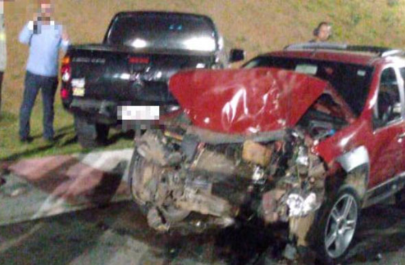 Carro usado pelo suspeito ficou completamente destruído após a tentativa de atropelar sua ex-namorada  Foto: Reprodução/Redes Sociais