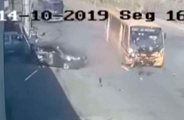 Vídeo mostra o momento da colisão (foto: Reprodução da internet/Youtube)