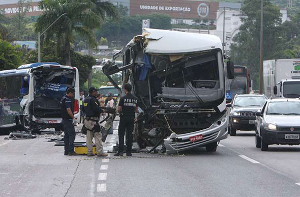 Acidente com ônibus e micro-ônibus em janeiro deste ano terminou com morte de um adolescente na BR-381, em Betim (foto: Edésio Ferreira/EM/D.A Press)