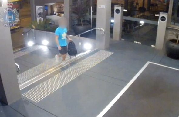 Polícia flagra homem deixando hotel em que deveria cumprir quarentena de 14 dias - Foto: Reprodução