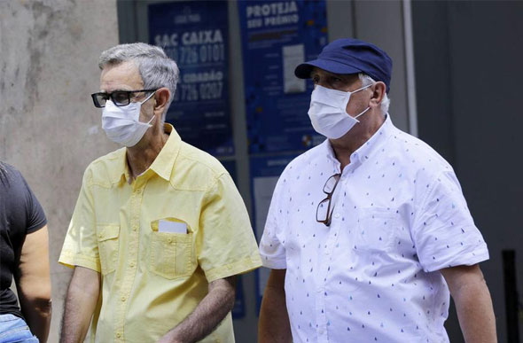 Vítimas fatais do novo coronavírus no Brasil são pessoas idosas com mais de 60 anos, a exceção é um homem de 49 anos que tinha tuberculose - Foto: Nelson Antoine/Folhapress