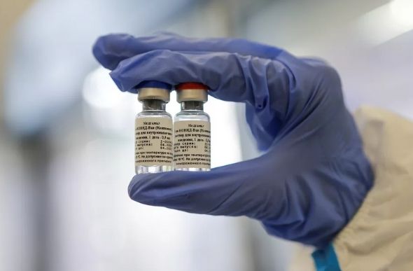 A foto, do dia 6 de agosto, mostra a vacina desenvolvida na Rússia contra a Covid-19, a primeira a ser registrada em todo o mundo contra a doença. — Foto: Handout / Russian Direct Investment Fund / AFP