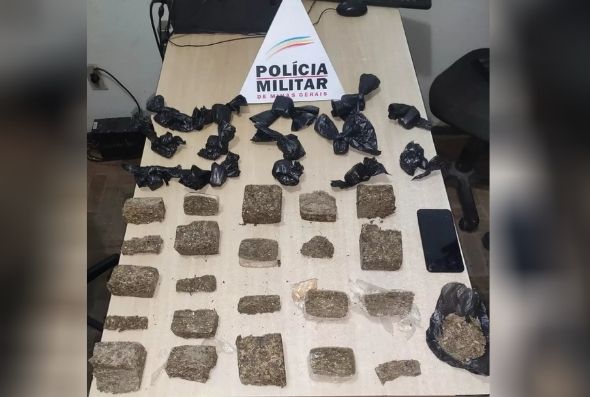 Polícia apreendeu 36 tabletes de maconha — Foto: Polícia Militar/ Divulgação