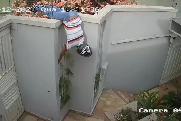 Suspeito escala muro para assaltar casa em BH — Foto: Reprodução/TV Globo
