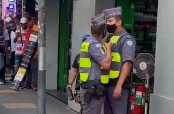 Policial militar aponta arma para outro agente durante discussão na Rua Santa Ifigênia, no Centro de São Paulo /Foto: Reprodução/Redes sociais