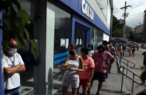 Auxílio emergencial: governo vai pagar mais duas parcelas de R$ 300 — Fabio Motta/Agência O Globo