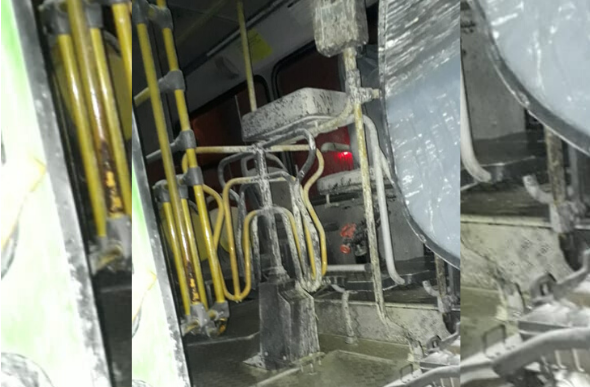 O ônibus ficou parcialmente destruído./ Foto: Redes sociais/Reprodução