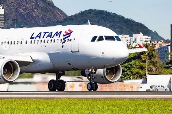 Avião da Latam fará o caminho da China até o Brasil para buscar equipamentos. Foto: Lucas Batista/Instagram/reprodução