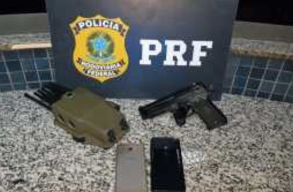 Bloqueador de sinal, réplica de pistola e celulares foram apreendidos com os suspeitos - Foto: PRF/Divulgação