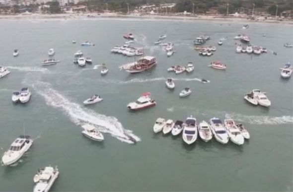 Dezenas de barcos foram flagrados em festa no mar em Guarujá, SP — Foto: Reprodução/Jimmi Drone Guarujá