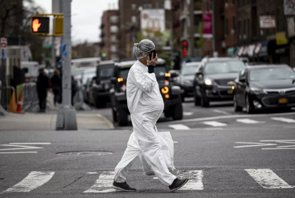 Mulher grávida é vista com roupas protetoras contra a Covid-19 em Nova York, no dia 27 de abril. — Foto: Johannes Eisele / AFP